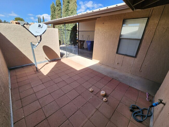 Foto del edificio - 3224 Hillrise Dr