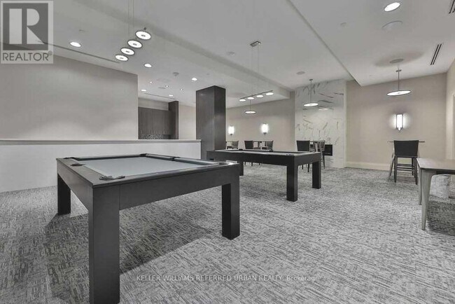 Photo du bâtiment - 460-1460 Adelaide St E