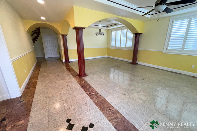 Foto del edificio - Large 4 Bedroom, 3 Bathroom Home in San Bruno