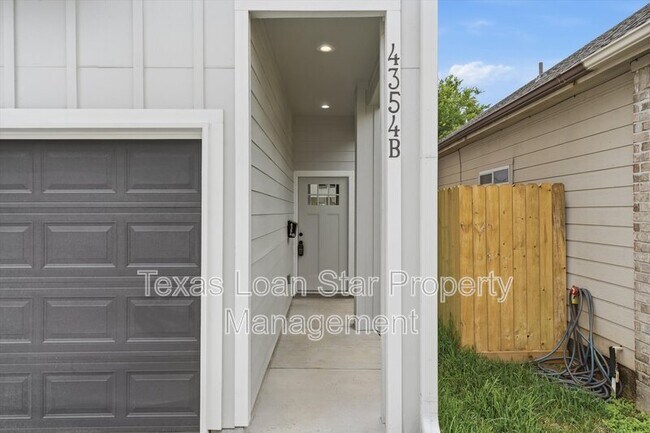 Foto del edificio - 4354 Clover St