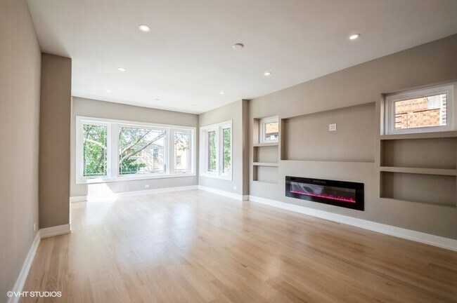 Living room - 5637 N Talman Ave