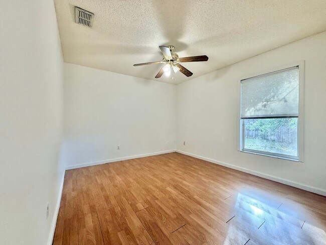 Foto del edificio - Large and Spacious 4/2 in Ideal Location!