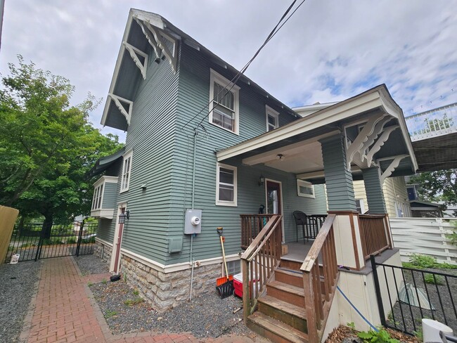 Building Photo - SINGLE FAMILY HOME! Great Location! Laundry, Wood Floors and Parking!