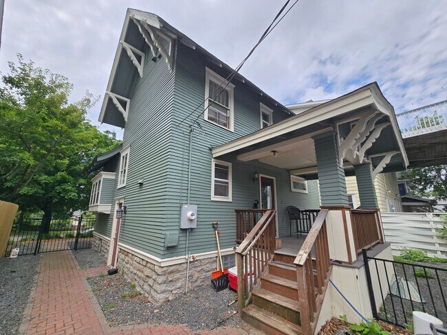 Foto del edificio - SINGLE FAMILY HOME! Great Location! Laundry, Wood Floors and Parking!