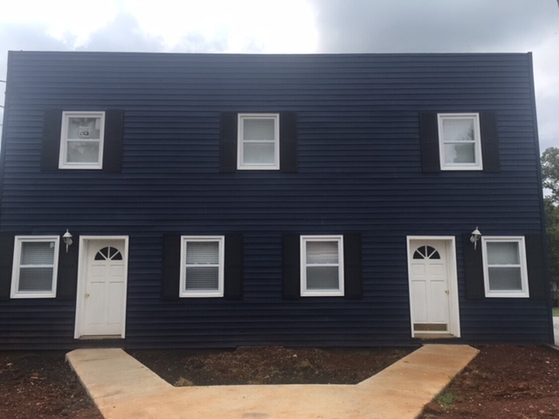 This is a newly renovated apartment building with central heat and air. WiFi is provided and unlimited. Simple and clean, upstairs one bedroom apartment. Water bill included in the rent. - 1342 N Main St