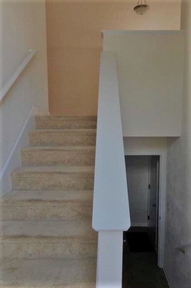 Foto del edificio - 4 Bedroom 2 Half Bath Townhouse with 2 Car...