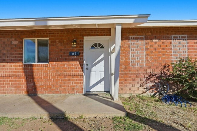 Building Photo - **Charming 3-bedroom, 2-bath Home**