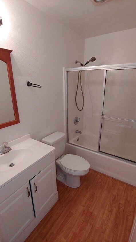 Foto principal - Hillcrest 2-Br, 2-Ba, 2-Car Garage.