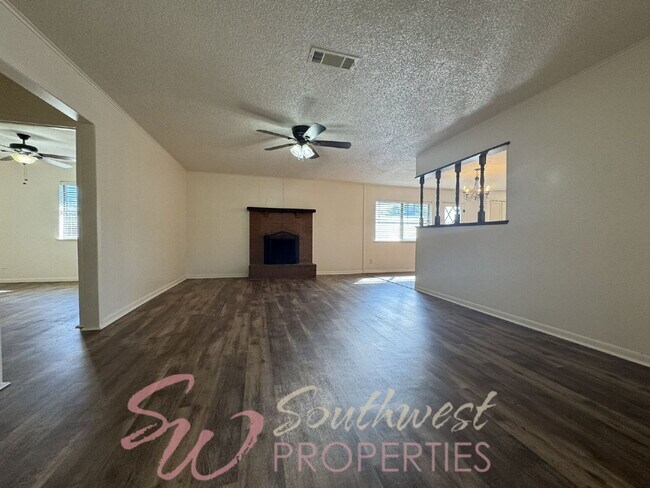 Building Photo - Lovely 3 bedroom 2 bath in desirable neighborhood