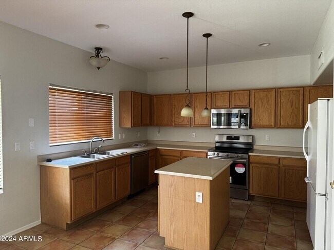 Building Photo - 2421 W Indigo Dr