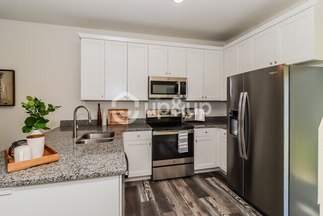 Building Photo - Fantastic 3bd/2ba home! Coming soon!