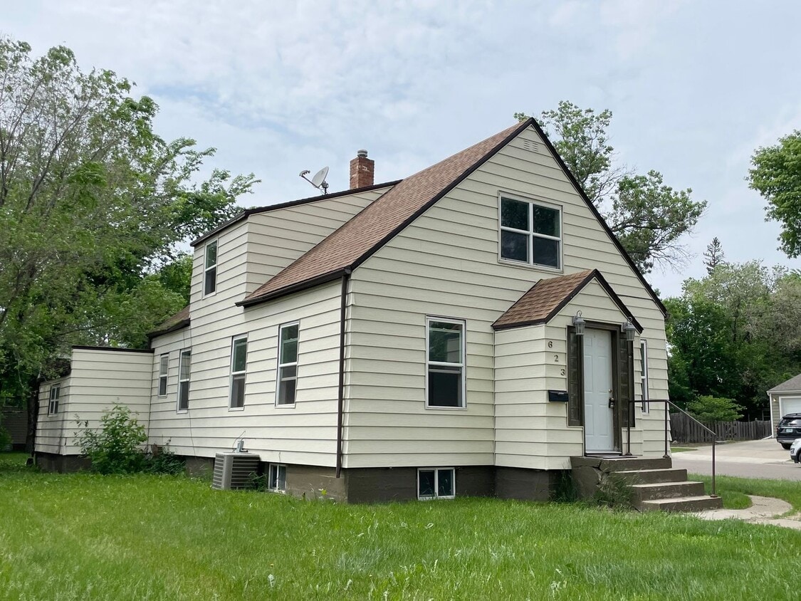 Building Photo - Updated Home in NW Minot