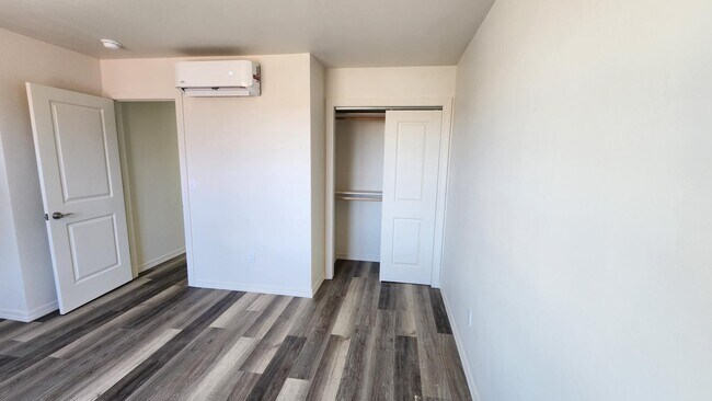 Foto del edificio - 708 Cedar Creek Ave
