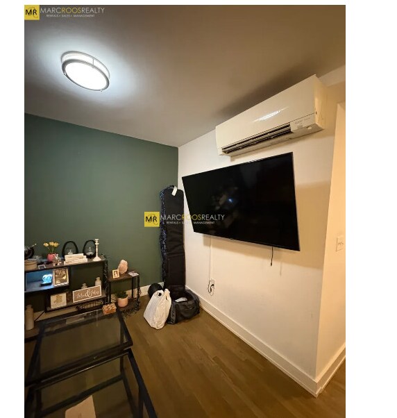Building Photo - 5 N Margin St