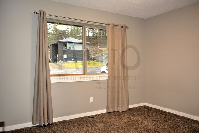 Building Photo - Clean & Updated Spokane Home