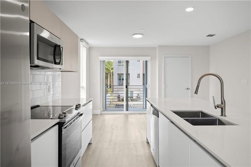 Photo - 2555 NE 193rd St (Miami, FL)