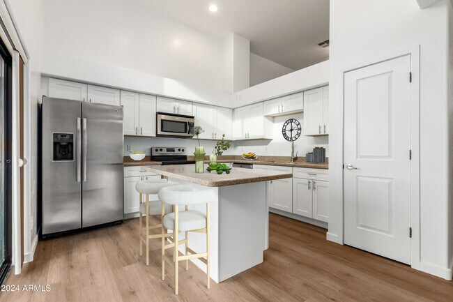 Foto del edificio - 330 S Farmer Ave