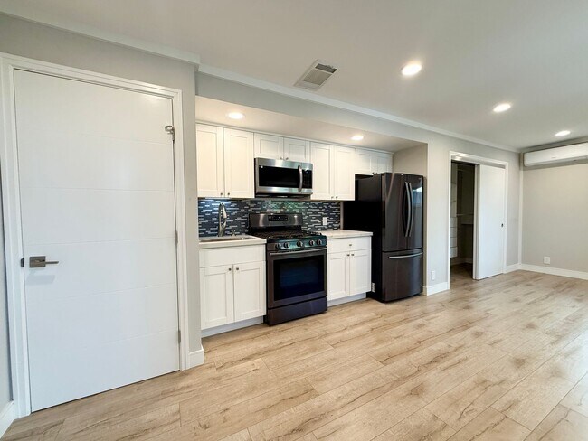 Foto del edificio - Stylish Coastal In-Law Studio with In-Unit Laundry - Utilities Included!