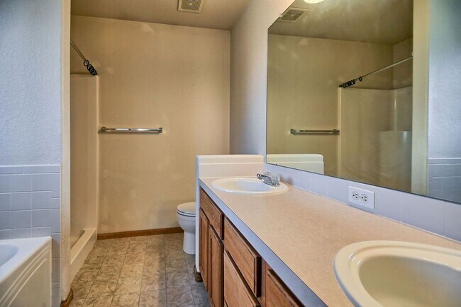 Foto del edificio - Charming 3 Bedroom Across from Playground & Large Fenced Yard