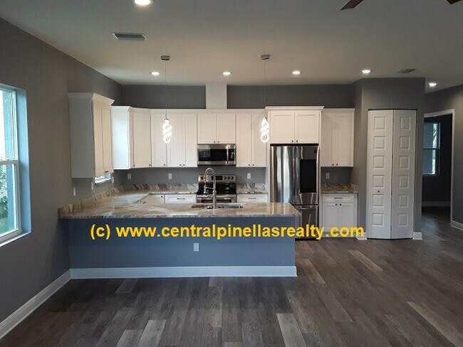 Building Photo - 1821 Oak St N