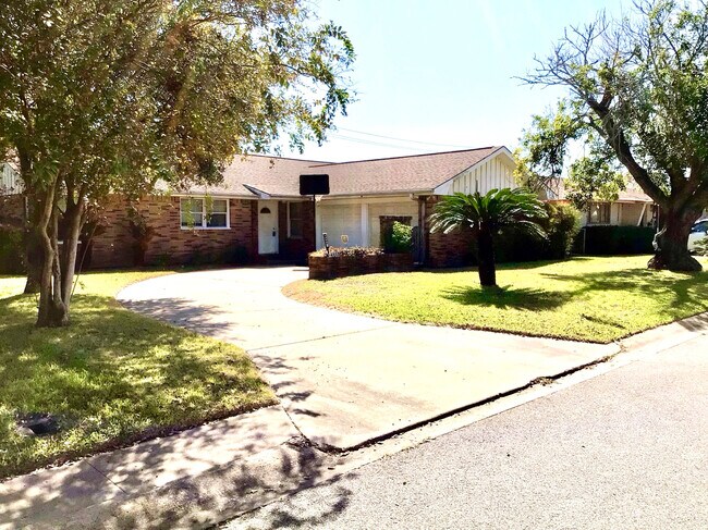 Foto del edificio - 6609 Golf Crest Dr