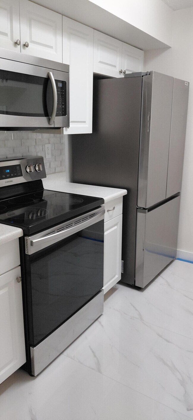 Foto del edificio - 18276 Mediterranean Blvd