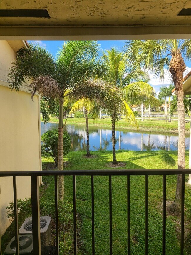 Foto del edificio - 1543 Lake Crystal Dr