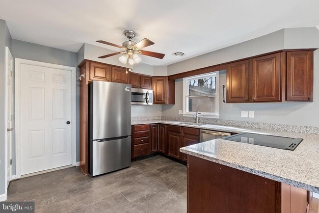 Building Photo - 122 Stuart Dr