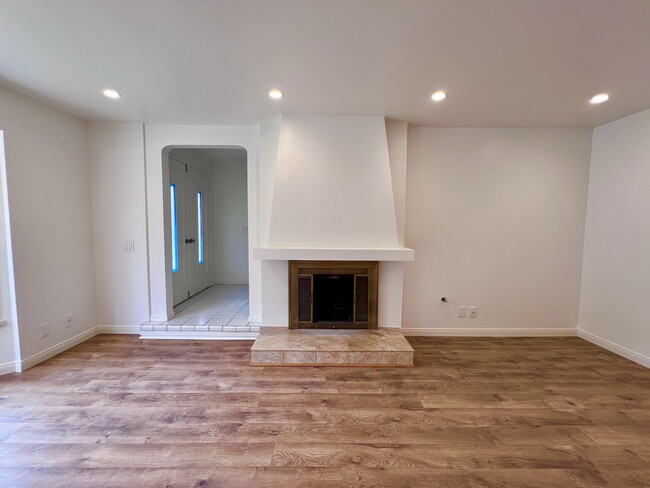 Building Photo - 1466 Las Positas Pl