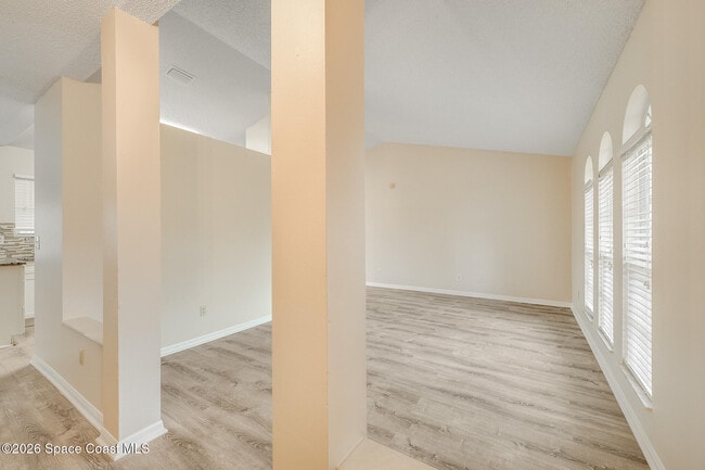 Foto del edificio - 2540 Wild Wood Dr