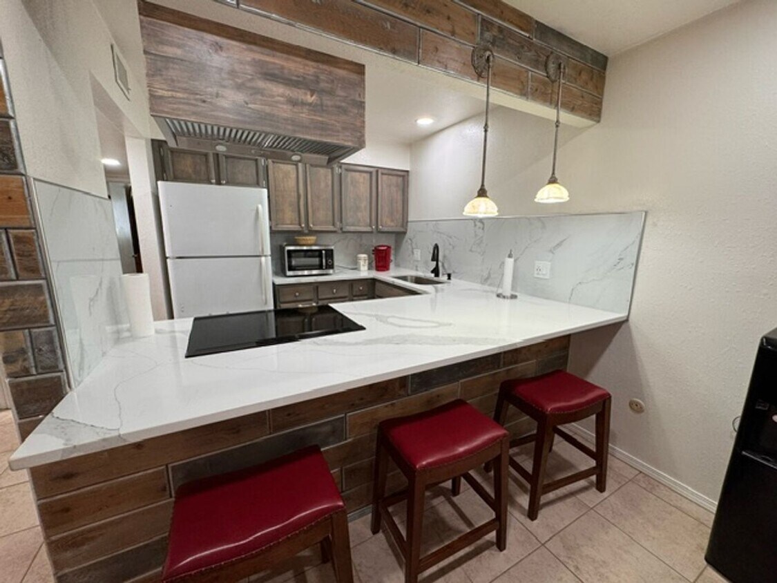 Primary Photo - Beautiful fully furnished property with se...
