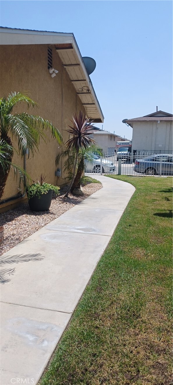 Building Photo - 1682 W Bonnie View Dr
