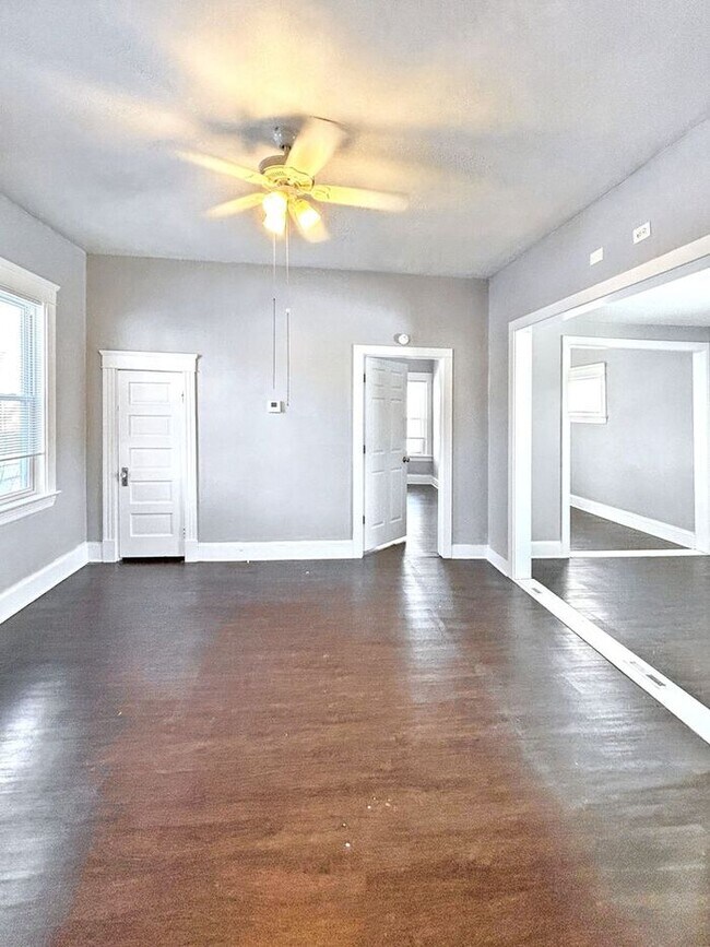 Foto del edificio - Charming 2BR Duplex with Modern Comforts a...