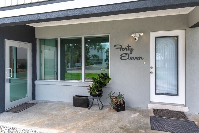 Foto del edificio - Unique 3 Bed, 3 Bath Waterfront Property w...