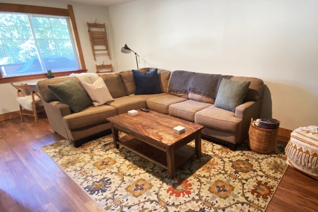 Building Photo - 2122 N Oakes St