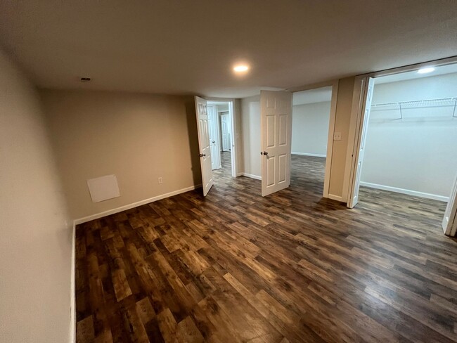 Foto del edificio - Spacious 2 bedroom basement apartment