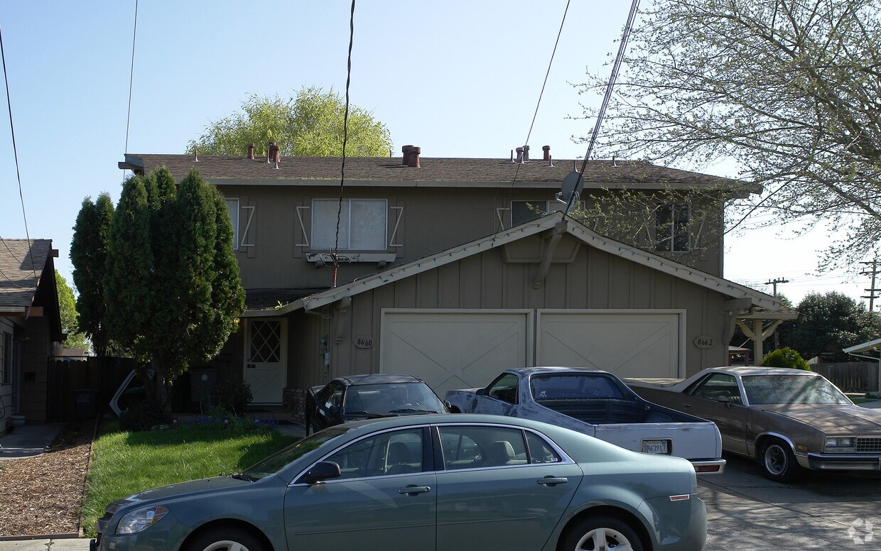Building Photo - 8660 Beverly Ln
