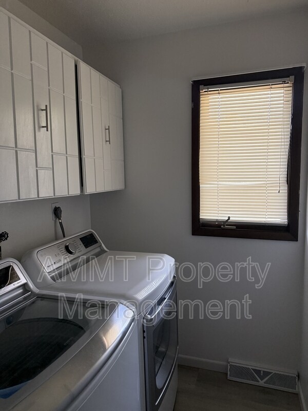 Building Photo - 608 S Garnavillo St
