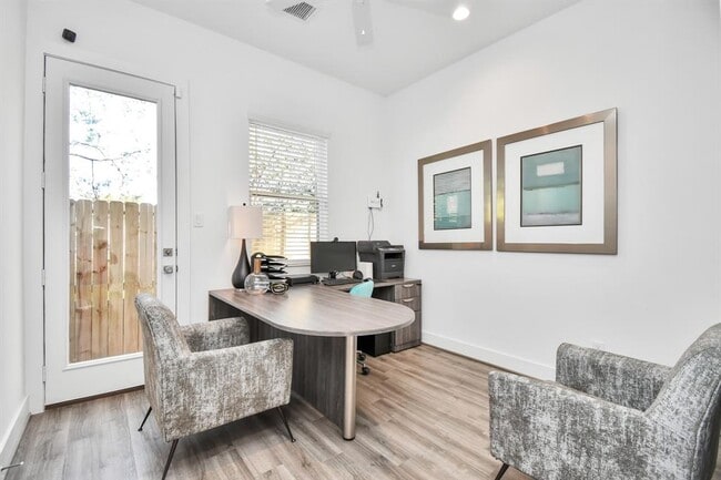 Foto del edificio - 9010 Laverne Laurel Ln
