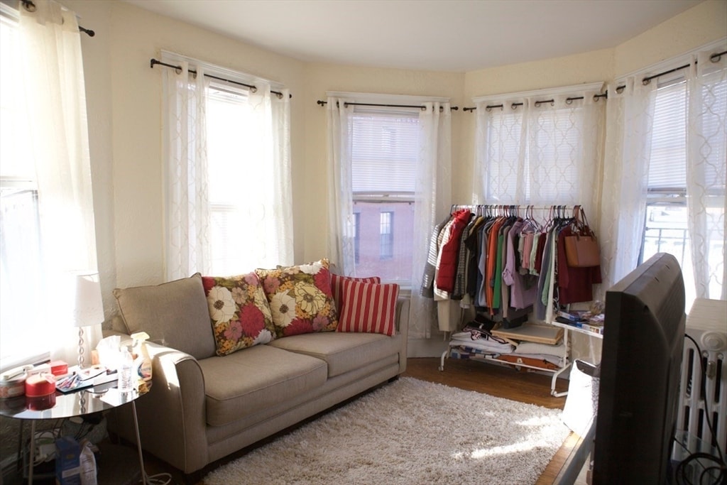 Primary Photo - 28 Anderson St