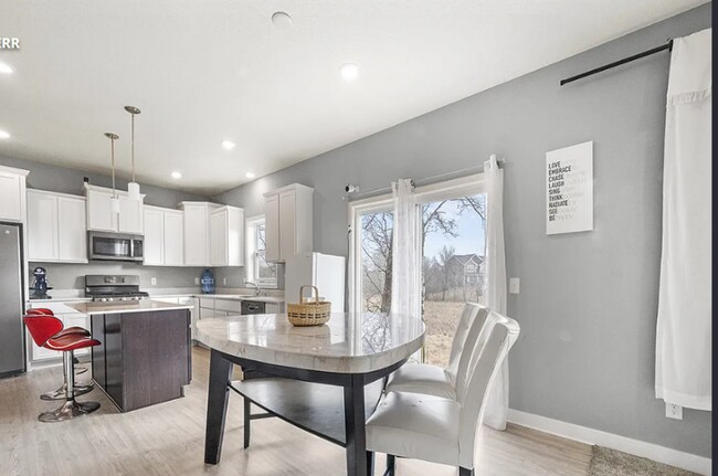 Foto del edificio - 15985 Sapphire St NW