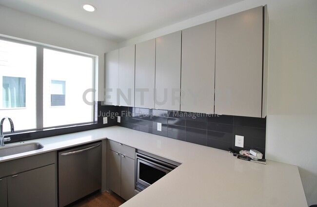 Foto del edificio - Beautiful 4-Story 2/2.5/2 in GREAT LOCATIO...