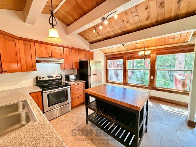 Building Photo - 702 College Dr