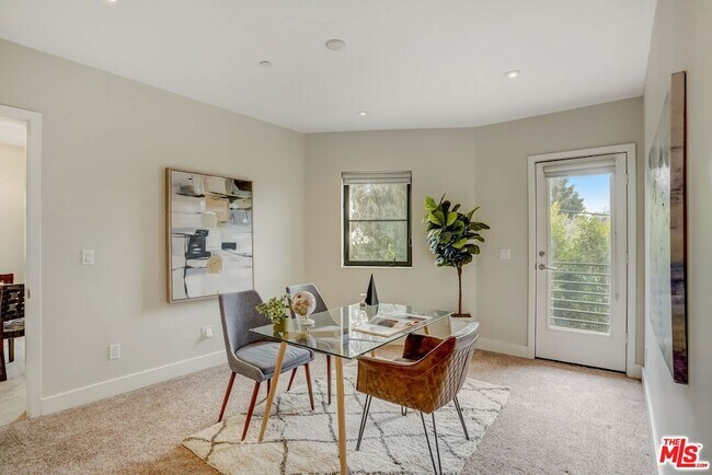 Foto del edificio - 8788 Shoreham Dr