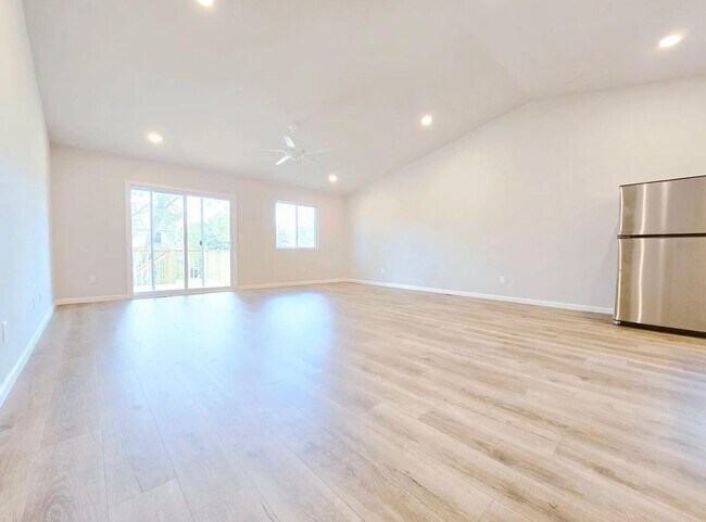 Foto del edificio - 3105 Falling Oak Dr