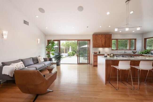 Building Photo - Del Cerro Single level Mid Century