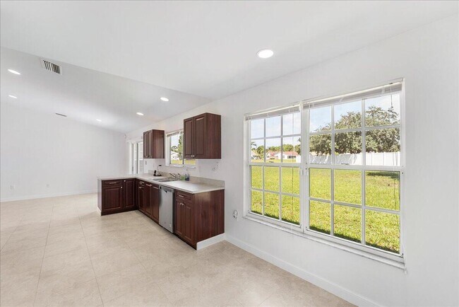 Building Photo - 2175 SE Heathwood Cir