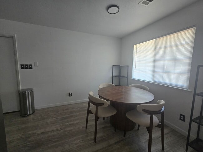 Building Photo - 4 BR 2 Ba Available 9/1