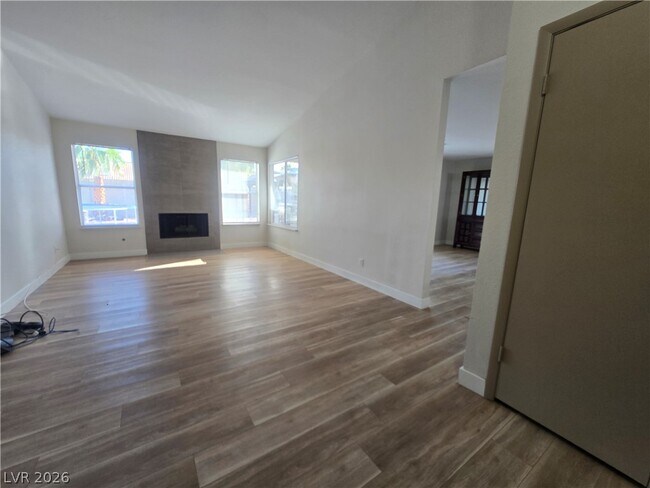 Foto del edificio - 6413 Sterling Springs Pkwy