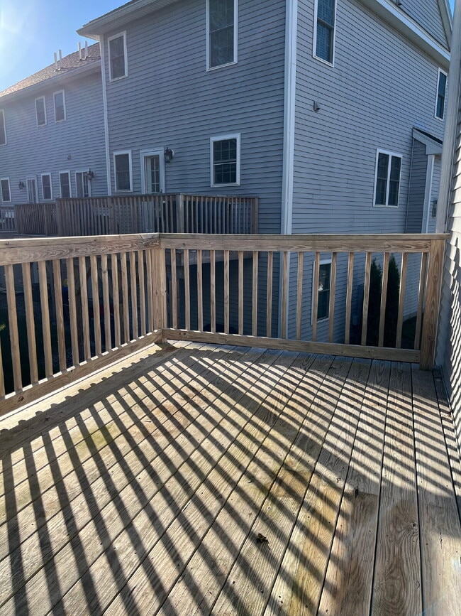 Building Photo - Gorgeous and newly renovated townhouse-sty...